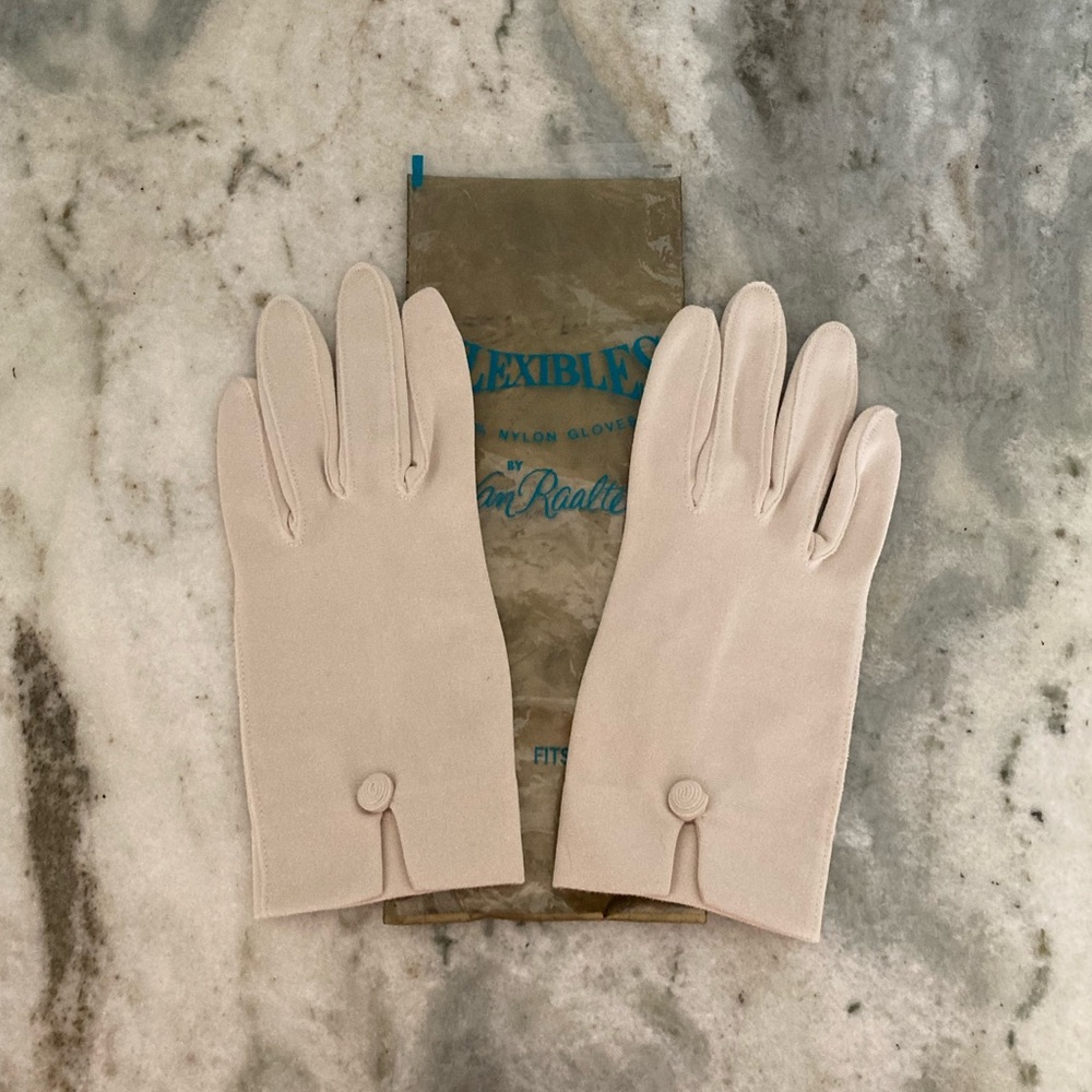 Vintage Flexibles by Van Raalte Cream Gloves OS NWT